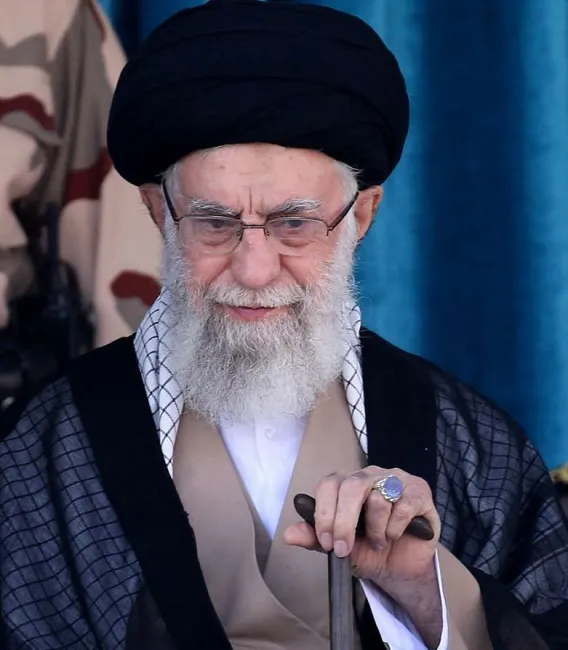 رهبری با اختیارات مافوق قانون که کلام و تصمیم و امضای او حکم قانون را پیدا کرده است.