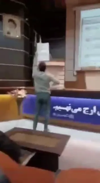 پرسش مکرر و ساده ی یک دانشجو از حسن عباسی برای نام بردن از چهار اقتصاددان و برخورد ایادی «استاد» با این دانشجو