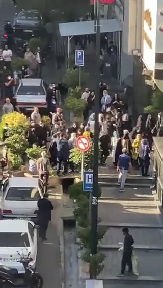 تصاویری از مقابل بیمارستان کسری، جایی که مهسا امینی در آن درگذشت