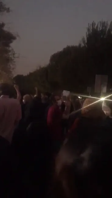 اختصاصی همراهان عبدی مدیا - تهران، میدان انقلاب - زنانی که حجاب از سر برداشته و شعار مرگ بر دیکتاتور سر میدهند.