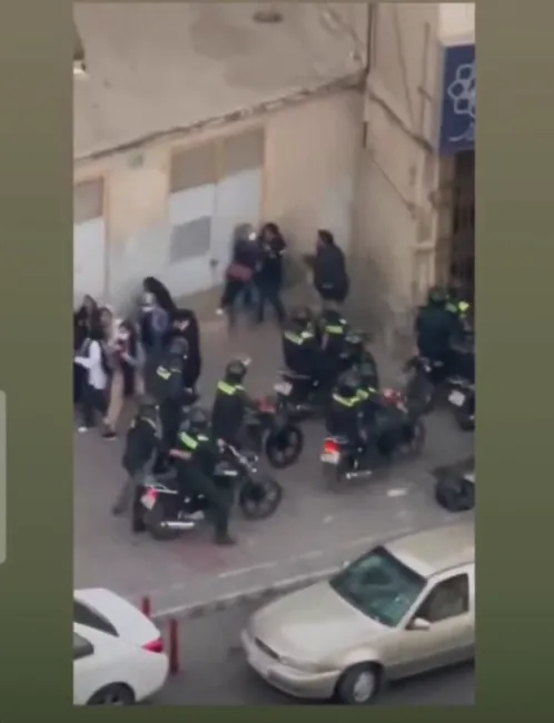 حمله وحشیانه یک لباس شخصی به زنان بی دفاع