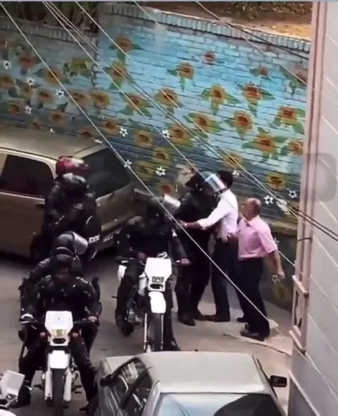 برخورد خشن پلیس یگان ویژه با یک معترض که صرفا در حال صحبت است