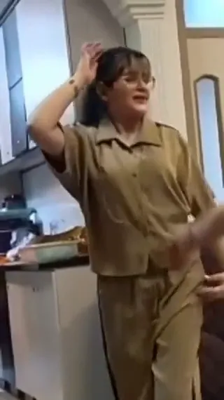 ویدیویی که مژگان افتخاری مادر مهسا امینی از رقص دخترش با آهنگی از معین در اینستاگرام منتشر کرده است.