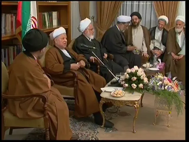 هاشمی رفسنجانی: آیت‌الله خامنه‌ای به من گفت، بخاطر محدود نکردن مدت زمان رهبری به ۱۰ سال در بازنگری قانون اساسی احساس خفقان می کنم.