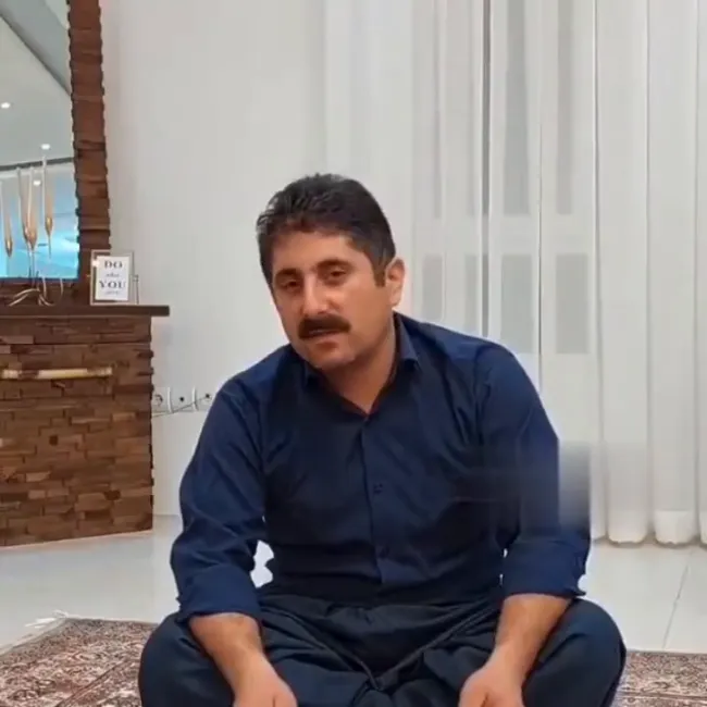 فروشنده‌ای که در سنندج به رییسی آجیل و شکلات تعارف کرد، از مردم عذرخواهی کرد.