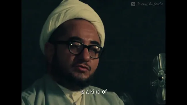 تابستان ۱۳۵۸ است و عمر انقلاب هنوز به یکسال نرسیده، کیارستمی در یک فیلم مستند افراد مختلفی از کارگر و کارمند و رئیس و سیاستمدار و روحانی را در موقعیت قضاوت قرار می دهد.