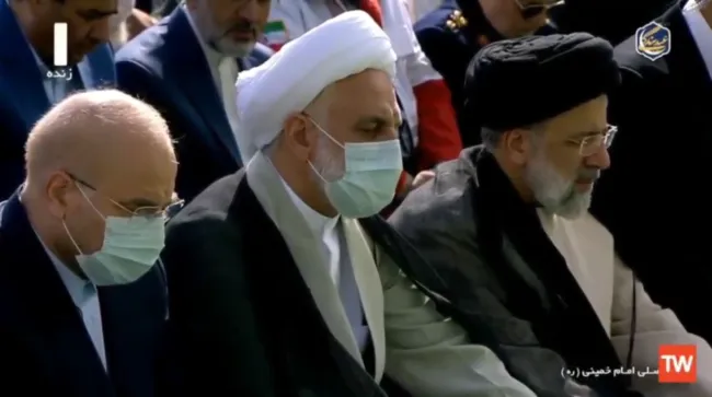 آیت‌الله خامنه‌ای: قوای سه‌گانه باید همدلی‌، هم‌افزایی و هم‌ددلی کنند. اگر چنان‌چه سه قوه با هم همکاری کنند کارها به‌هیچ‌وجه گره نمی‌خورد. قوا مانع هم نشوند و راه را برای هم باز کنند.
