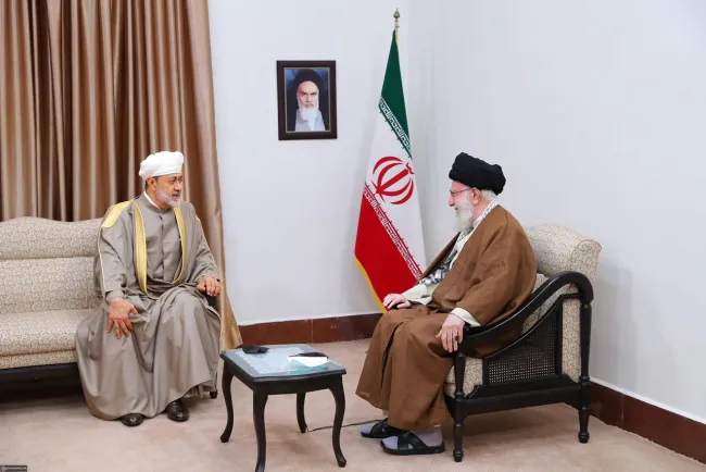 باید اندکی صبور بود و دید آیت‌الله خامنه‌ای در مذاکرات حاکمیتی و دوطرفه خود با سلطان عمان؛ تصمیم به عملیاتی شدن توافقات اولیه خواهد گرفت؟