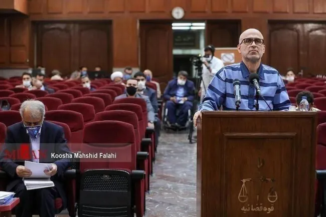 اکبر طبری با احتساب ایام بازداشت قبلی، صرفا در بخش ارتشاء باید ۱۲‌ونیم سال حبس را تحمل کند/ طبری باید ۷۴ ضربه شلاق هم بخورد