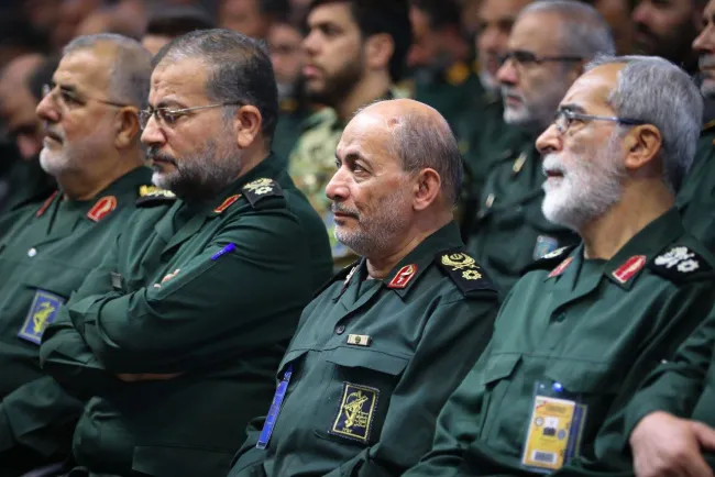 سردار سرتیپ پاسدار محسن رفیق‌دوست وزیر وقت سپاه پاسداران انقلاب اسلامی ترجیح داد در مراسم رسمی «مجمع عالی فرماندهان و مسئولان سپاه» با لباس نظامی و درجه خود شرکت کند