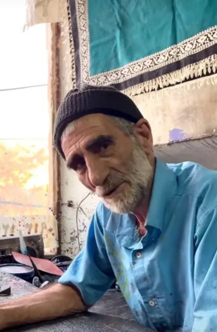 این عباس آقاست. عمو عباس توی کوچه‌پس‌کوچه‌های بازار اصفهان یک کارگاه کوچک قلم‌کاری دارد. کارگاه عمو عباس به علت بدحجابی پلمپ شده