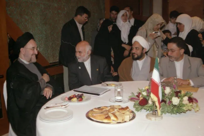 شیخ مرتضی آقاتهرانی بر سر سفره و میز سید محمد خاتمی