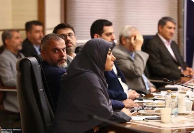 صویری از حضور حمیدرضا عارف فرزند معاون اول رئیس‌جمهور در مراسم تودیع و معارفه وزیر صنعت، که با واکنش برخی مخاطبان شبکه های اجتماعی مواجه شده است