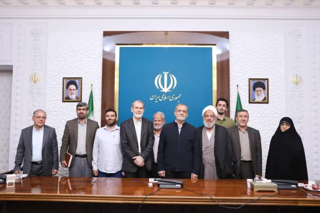 جبهه پایداری با رئیس‌جمهور دیدار کرد/ پزشکیان: گفتمان دولت در ایجاد وحدت و انسجام نیاز مبرم کشور است