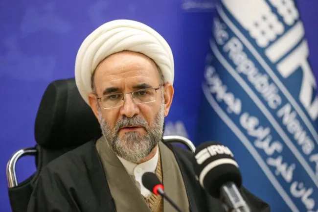 نامه سرگشاده از یک خبرنگار مستقل به رییس دیوان عدالت اداری / ممنوع الخدمات کردن اشخاص نوعی محرومیت از حقوق مسلم شهروندی است