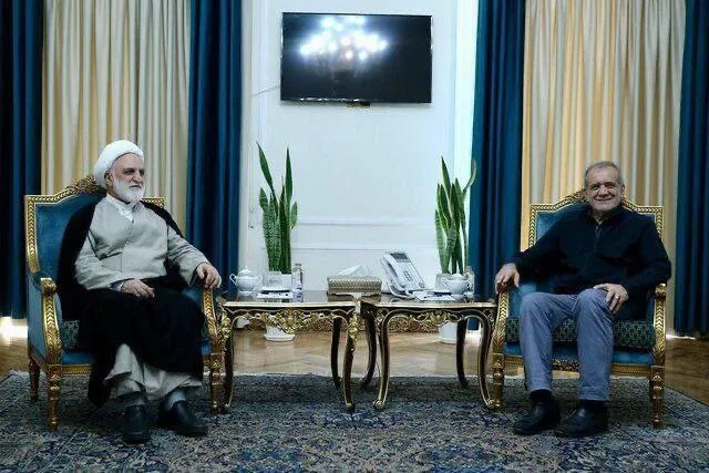دیدار محمدرضا عارف با محسنی اژیه که رسانه‌ای شدن آن هم هوشمندانه بود تا محسنی اژیه رایزنی های ویژه‌ای برای اشخاصی کند که یادتان هست؟