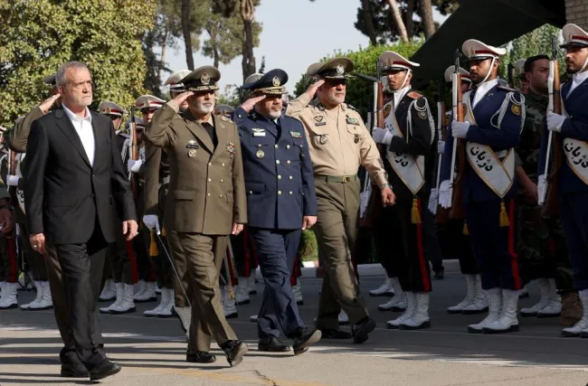 تصویری از بازدید رئیس‌جمهور ⁧از دانشکده‌ی فرماندهی و ستاد ⁧ارتش⁩