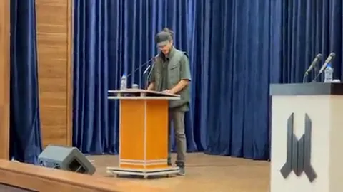 یکی از دانشجویان خطاب به محسنی اژیه: اتفاقات سال گذشته باعث ریخته شدن نا بحق خون جوانان میهن شد، جوانانی که با امید اصلاح وضع موجود در خیابانها حضور داشتند.