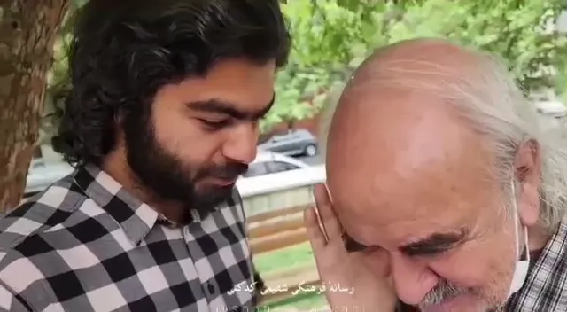 رفتار توام با تواضع و تشویق استاد شفیعی کدکنی با دوستداران ادبیات که در مسیر پیاده‌روی برای ایشان شعر می‌خوانند.