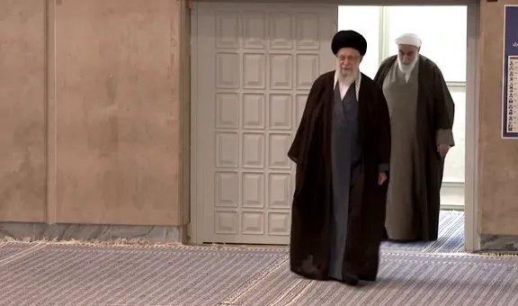 حرکت معنی دار آیت‌الله خامنه‌ای در روز رای گیری انتخابات 