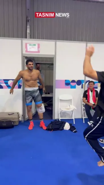 رقص مازندرانی اعضای کادر فنی تیم ملی کشتی با حضور ساروی بعد از کسب مدال طلای المپیک