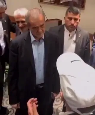 حسین موسویان، دیپلمات پیشین ایران: پزشکیان در یک گفتگوی صادقانه و بی پرده با جمعی از ایرانیان مقیم آمریکا حرف دلش را در مورد رابطه ایران و امریکا زد. 