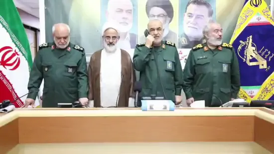 لحظۀ اعلام رمز عملیات «وعده صادق۲» توسط فرمانده کل سپاه و تماس تلفنی با مسعود پزشکیان رییس جمهور و رییس شورای عالی امنیت ملی و گزارش کلی عملیات به او