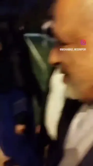 محمدجواد ظریف، معاون راهبردی مسعود پزشکیان، در پاسخ به پرسشی در خصوص نظرش درباره حمله موشکی جمهوری اسلامی به اسرائیل می‌گوید: «بابا ول کن...» 
