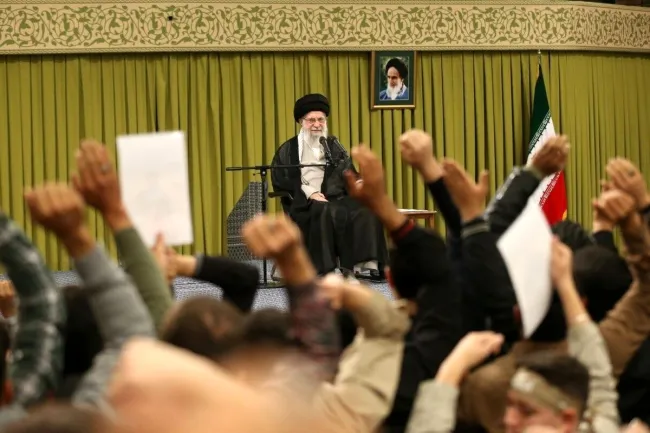 رهبر جمهوری اسلامی هم‌اکنون در دیدار دانش‌آموزان و دانشجویان: در مقابله با استکبار بحث صرفا انتقام نیست، بحث یک حرکت منطقی است