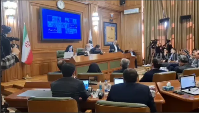  مهدی چمران رئیس ۸۳ ساله شورای شهر به اعضای منتقد شهردار وقت تذکر نداد