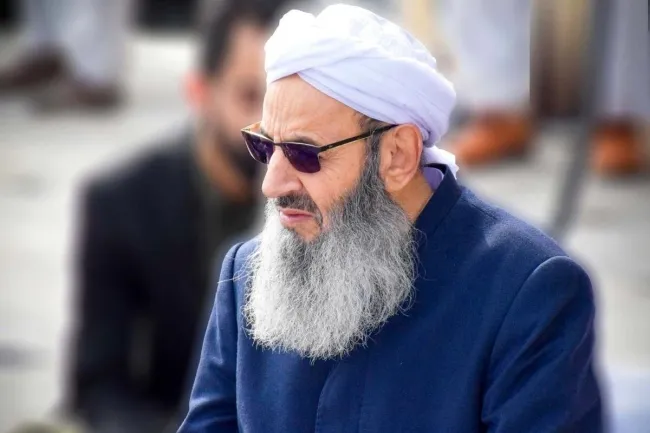 مولوی عبدالحمید امام جمعه مسجد مکی اهل سنت زاهدان در آیین تکریم و معارفه استاندار سیستان و بلوچستان: اینجا بحث شیعه، سنی و قومیت نیست، ما اینجا یکسان هستیم