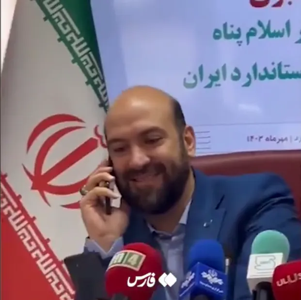 در این لحظات ملکوتی آزاد شدن رجیستری آیفون با تعرفه ۹۶ درصدی بد نیست یادی کنیم از لحظه ملکوتی نقره داغ شدن دکتر مهدی اسلام‌پناه رئیس سازمان ملی استاندارد ایران در دولت ابراهیم رئیسی که همچنان در مستند خود نشسته است.