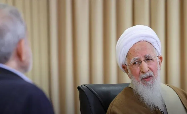  آیت‌الله جوادی آملی در دیدار با پزشکیان: خدا هیچ ملتی را با تازیانه ای دردناک تر از فقر نزده؛ اگر فقر باشد، دینداری مردم مشکل است.
