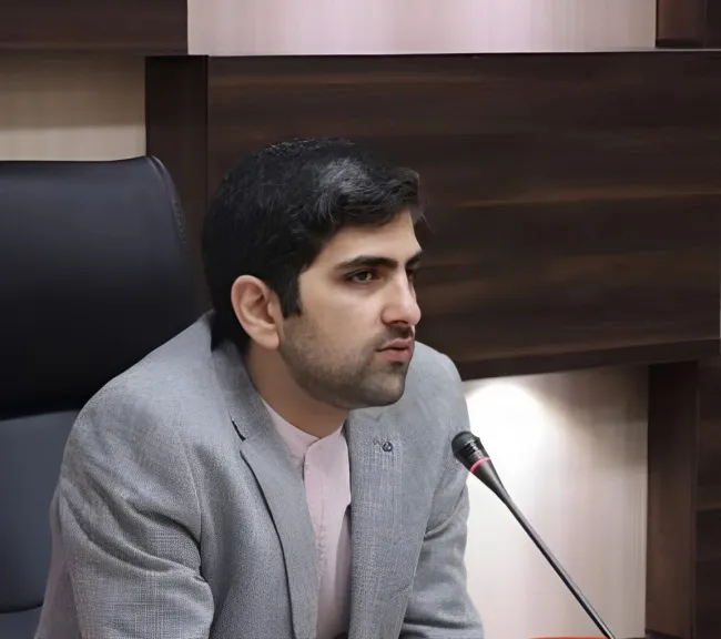  سید کمیل حسینی: در بین دانش‌آموزان دوره متوسطه دوم مسائل بسیاری از قبیل خودارضایی، ارتباط با روسپی و بسیاری آسیب‌های اجتماعی وجود دارد.
