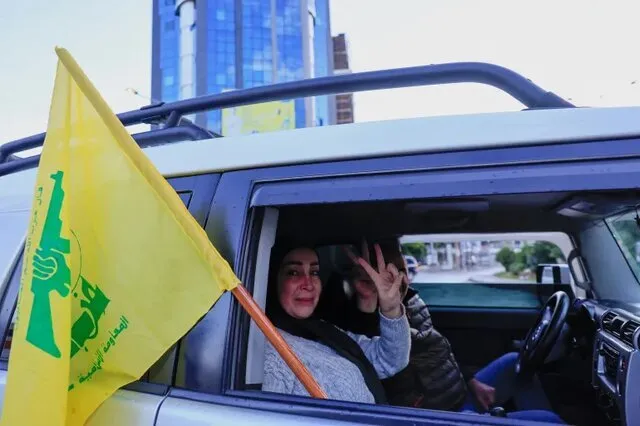 شادی لبنانی‌ها از آغاز آتش‌بس و بازگشت به خانه هایشان