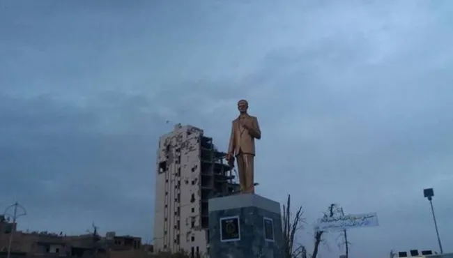  مجسمه حافظ اسد رهبر قبلی سوریه در کاخ استانداری حلب سرنگون شد.