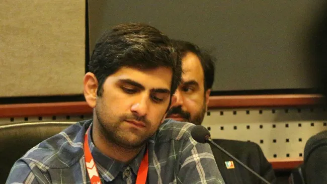 سید کمیل حسینی: کسی که بچه‌دار شود، امروز باید سالانه ۲۰۰ میلیون پول مدرسه‌ی غیرانتفاعی بدهد.