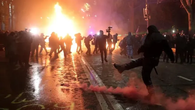 استفاده از فشفشه، ترقه و نورافشان علیه پلیس در گرجستان