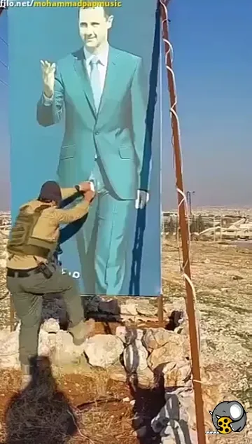پاره کردن پوستر بشار اسد توسط مخالفان در سوریه