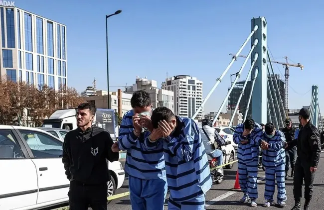 گزارش روزنامه اعتماد از جزئیات زورگیری از بی‌ام‌دبیلیو معروف؛ سن زورگیران ۲۱ تا ۲۵ سال است؛ می‌خواستیم شیشه را که پایین داد طلاهایش را بدزدیم