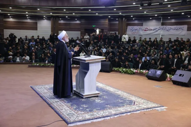 محسنی اژیه در دانشگاه علوم و تحقیقات: همه باید ملتزم به قانون باشیم؛ یک فرد یا یک نهاد نمی‌تواند بگوید چون من مخالف این قانون هستم آن را اجرایی نمی‌کنم. البته باز هم تاکید می‌کنم که چنانچه یک قانون دارای نقص و اشکال باشد باید درصدد اصلاح آن برآییم.