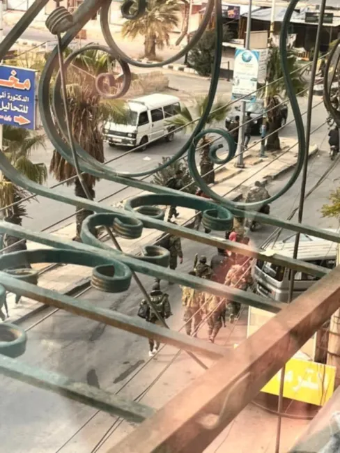  ده‌ها افسر و سرباز اسد مواضع خود را در الکسوه در نزدیکی دمشق تخلیه کرده و به سمت پایتخت می‌روند.