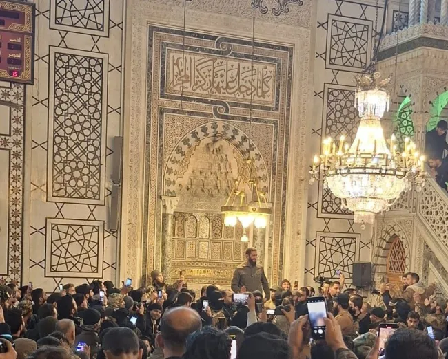  احمد الشرع الجولانی رئیس اداره عملیات نظامی مخالفان سوری وارد مسجد جامع شهر دمشق شد