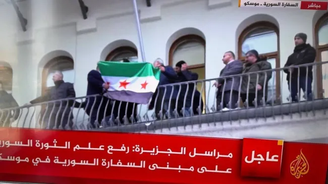  الجزیره: پرچم «انقلاب سوریه» روی ساختمان سفارت سوریه در مسکو برافراشته شد!