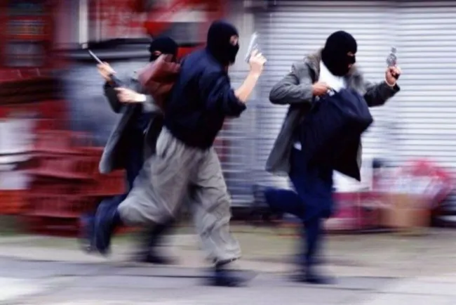  ویدیویی که گفته می شود مربوط به سرقت مسلحانه از یک آرایشگاه مردانه در زاهدان است.