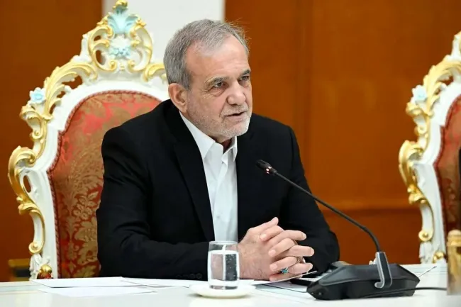  پزشکیان در نشست هم اندیشی با فعالان اقتصادی فدراسیون روسیه: اگر کشورهای ایران و روسیه و چین باهم تعامل کنند می توانند آمریکا را تحریم کنند