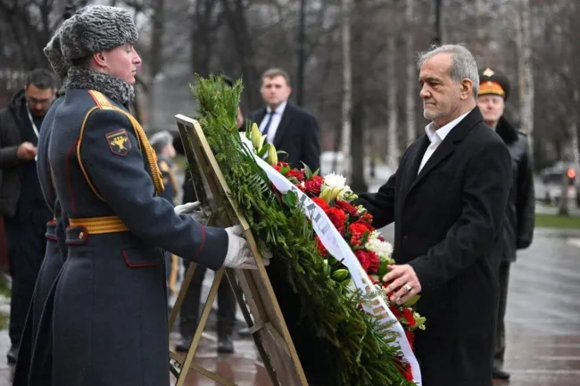 رئیس جمهور ایران در مراسم نثار گل بر مزار سرباز گمنام در مسکو پس از ورود به روسیه