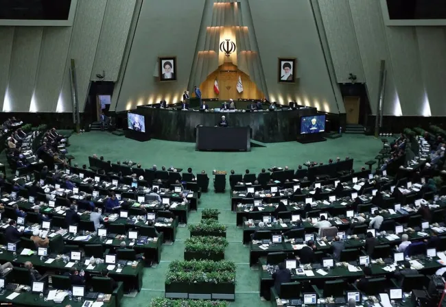  حمله به پزشکیان در صداوسیما، صدای نماینده مجلس را در آورد/ مردم در فقر هستند، تا کی این وضعیت را ادامه دهیم/ نپذیرفتن FATF بر زندگی مردم تاثیر گذاشته
