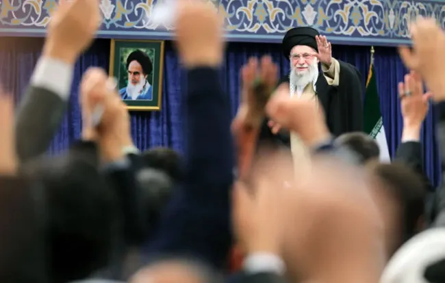  رهبر جمهوری اسلامی امروز در دیدار جمعی از مردم قم: امروز کار اساسی و مهم برای دستگاه‌های تبلیغاتی ما، پاره کردن پرده‌ی توهم اقتدار دشمن است؛ نگذارید تبلیغات دشمن بر روی افکار عمومی اثر کند