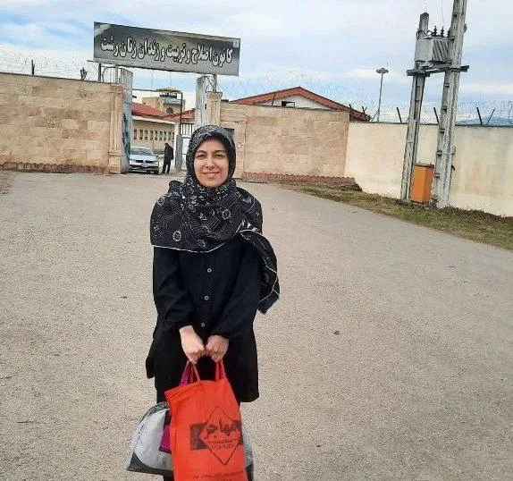  زهره دادرس، فعال حقوق زنان از زندان رشت چند روزی به مرخصی آمد/انصاف نیوز